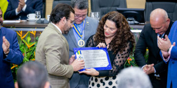 Deputado Ribeiro do Sinpol condecora governador Marcos Rocha com medalha de mérito cultural Amizael Gomes da Silva