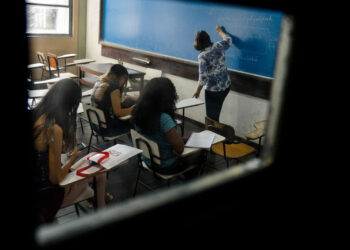 Conselho de Comunicação debate restrição de celulares nas escolas nesta segunda