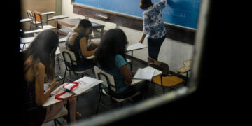 Conselho de Comunicação debate restrição de celulares nas escolas nesta segunda