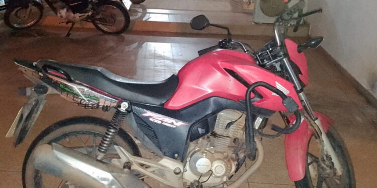 Investigador Edinho recupera motocicleta furtada durante horário de folga com apoio de Policiais Militares