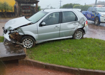 Colisão entre dois carros é registrada no bairro Beira Rio, em Rolim de Moura