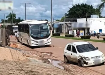 Veículo bate em ônibus estacionado em Alvorada D’Oeste