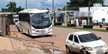 Veículo bate em ônibus estacionado em Alvorada D’Oeste