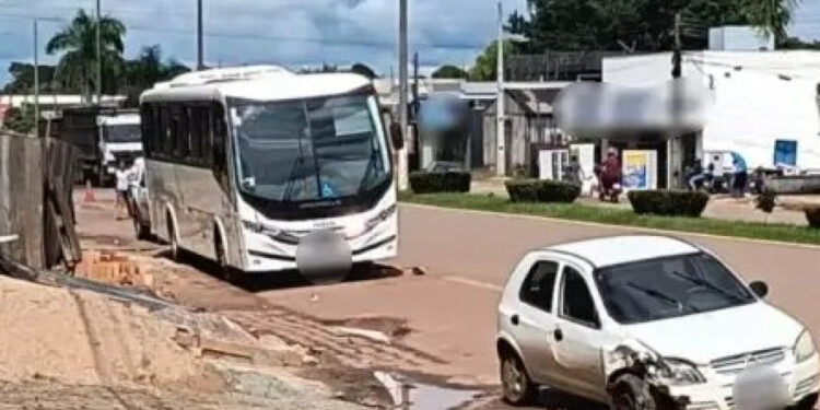 Veículo bate em ônibus estacionado em Alvorada D’Oeste