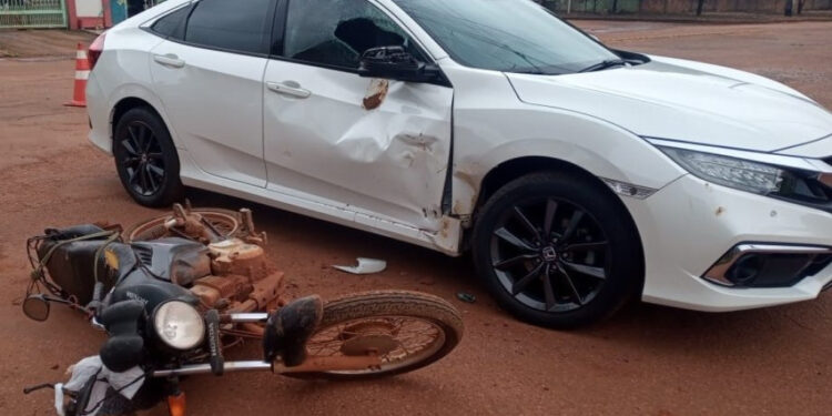 ROLIM DE MOURA: Colisão entre moto e carro é registrada no bairro Cidade Alta
