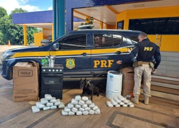 PRF apreende pasta base e maconha escondidas em eletrodomésticos em ônibus na BR-364