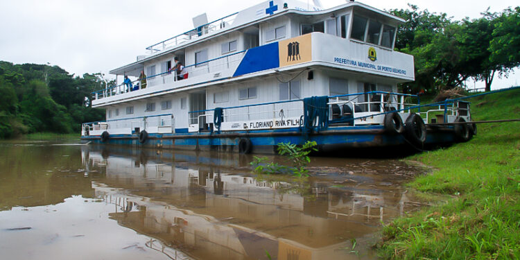 Barco Saúde da Prefeitura de Porto Velho vai garantir atendimento no distrito de Nazaré durante a cheia do Madeira