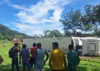 Carreta tomba na entrada do Morro Chico Mendes em Ouro Preto do Oeste