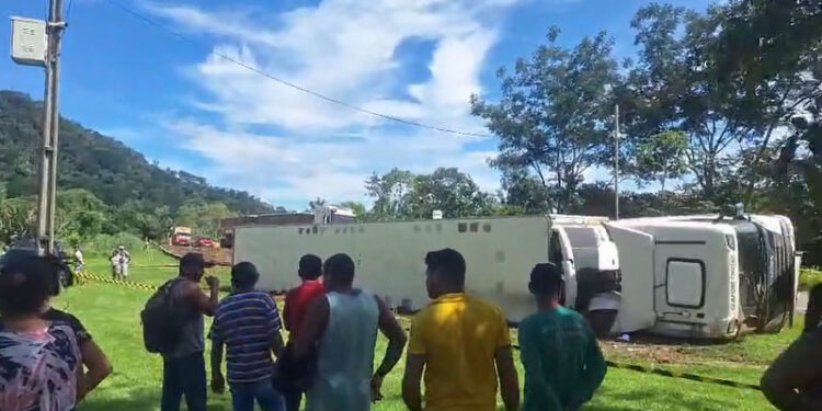 Carreta tomba na entrada do Morro Chico Mendes em Ouro Preto do Oeste