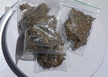 EM PRAÇA DE VILHENA, POLÍCIA MILITAR APREENDE DROGAS E CONDUZ SUSPEITOS