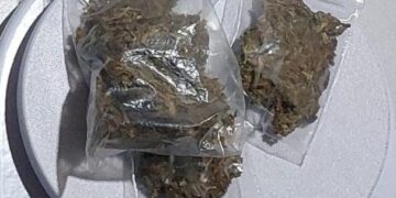 EM PRAÇA DE VILHENA, POLÍCIA MILITAR APREENDE DROGAS E CONDUZ SUSPEITOS