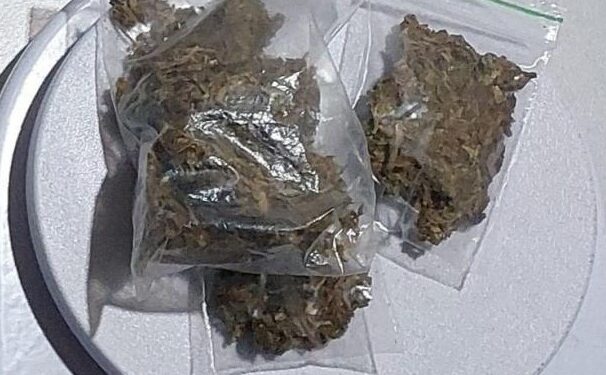 EM PRAÇA DE VILHENA, POLÍCIA MILITAR APREENDE DROGAS E CONDUZ SUSPEITOS