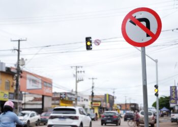 Semáforos são instalados no cruzamento da avenida Jatuarana com rua Açaí para reduzir acidentes