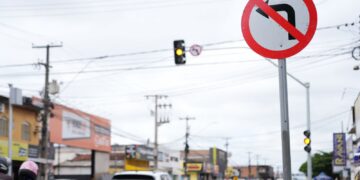 Semáforos são instalados no cruzamento da avenida Jatuarana com rua Açaí para reduzir acidentes