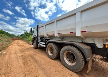 Prefeitura de Porto Velho intensifica recuperação de estradas vicinais com novos caminhões basculantes