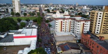 Multidão acompanha a banda do vai quem quer – VEJA O VÍDEO DO DRONE
