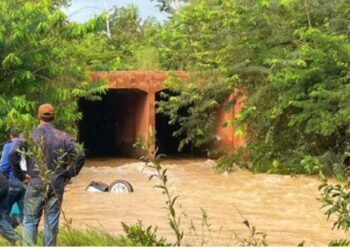 TRAGÉDIA: Mãe e filha morrem afogadas depois de carro cair em Rio em Rondônia