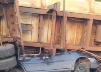 TRAGÉDIA: Jovens morrem após ter carro esmagado por caminhão