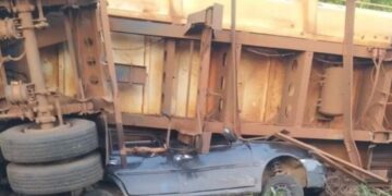 TRAGÉDIA: Jovens morrem após ter carro esmagado por caminhão