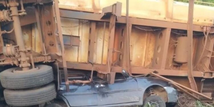 TRAGÉDIA: Jovens morrem após ter carro esmagado por caminhão