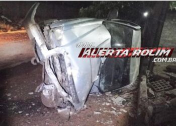 Durante a madrugada, caminhonete tomba e atinge muro de residência, em Rolim de Moura