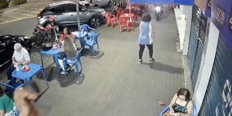 A última gelada: homem é morto enquanto tomava cerveja em bar; veja vídeo