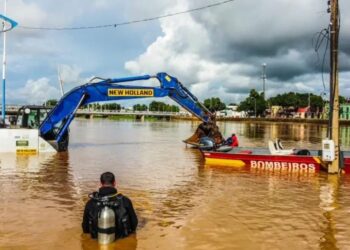 Com mergulhador e trator, equipes tentam recuperar motores da ETA I no Rio Acre