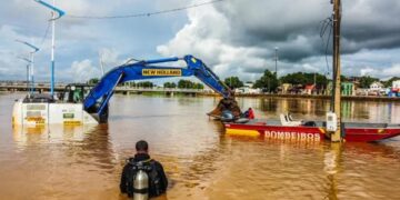 Com mergulhador e trator, equipes tentam recuperar motores da ETA I no Rio Acre