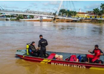 Bombeiros retomam busca por jovem que desapareceu após pular da ponte