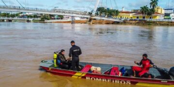 Bombeiros retomam busca por jovem que desapareceu após pular da ponte