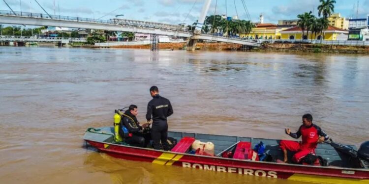 Bombeiros retomam busca por jovem que desapareceu após pular da ponte