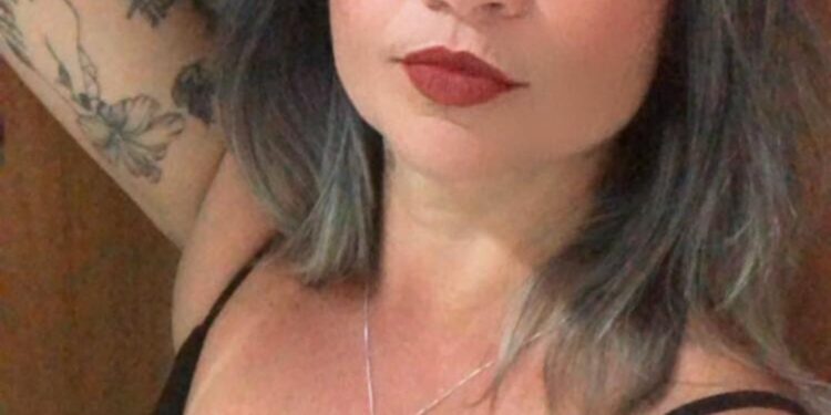 Mulher é assassinada a tiros suspeita-se que o crime seja passional