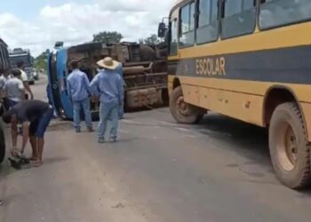 Caminhão tomba após bater em buraco na BR-364-VIDEO