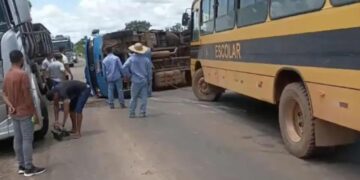 Caminhão tomba após bater em buraco na BR-364-VIDEO