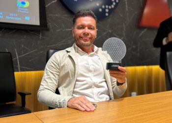 Empresário Daniel Pitbull recebe prêmio da Fenacom em Cacoal