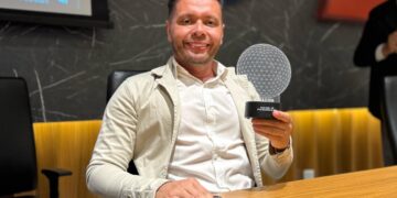 Empresário Daniel Pitbull recebe prêmio da Fenacom em Cacoal