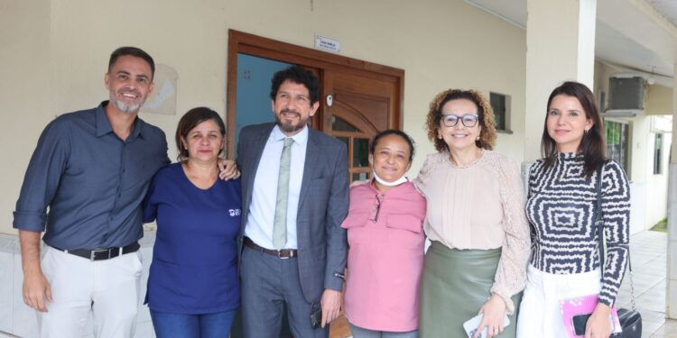 Prefeito Léo Moraes visita unidades de acolhimento e fortalece parcerias