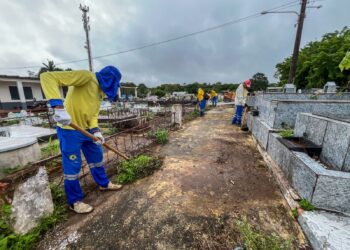 Prefeitura de Porto Velho realiza mutirão de limpeza no Cemitério Santo Antônio