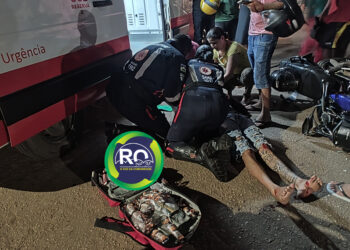 Motociclista quebrou o braço após colidir com carro – VÍDEO