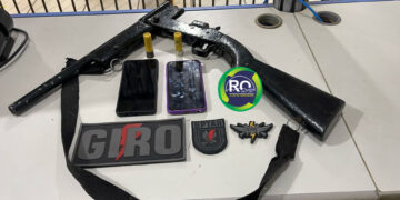 DUPLA: No flaga com arma de fogo calibre 20 e são conduzidos para central de polícia