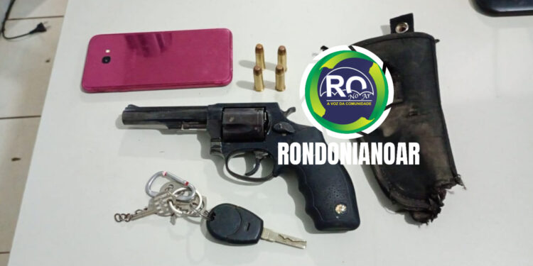 ASSALTANTES: Mulher é presa junto com o comparsa em vila de apartamento