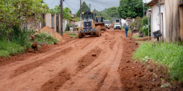 Prefeitura atende à população e realiza limpeza e encascalhamento no Três Marias