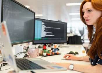 26% de matrículas em IA são de mulheres brasileiras, segundo Coursera