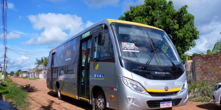 Ônibus multissensorial transporta de forma gratuita pessoas com TEA em Porto Velho