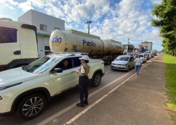 Carretas ficarão proibidas de circular na avenida Jorge Teixeira em horário de pico