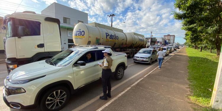 Carretas ficarão proibidas de circular na avenida Jorge Teixeira em horário de pico