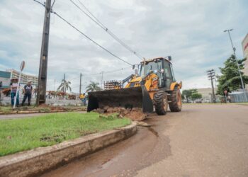 Prefeitura retira canteiro central na via ao lado do shopping para melhor fluidez do trânsito