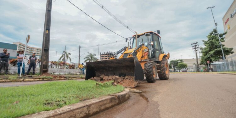 Prefeitura retira canteiro central na via ao lado do shopping para melhor fluidez do trânsito