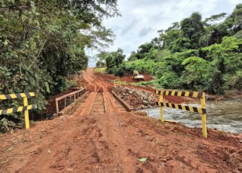 Governo de RO realiza manutenção na ponte de madeira no Rio Figueira, na RO-383, em Alta Floresta d’Oeste