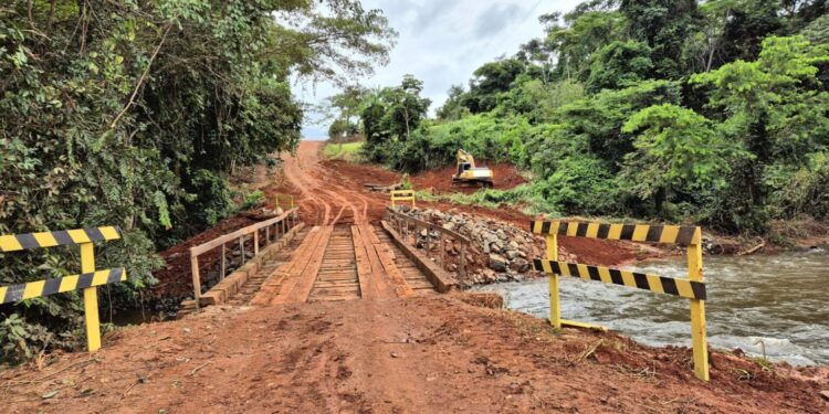 Governo de RO realiza manutenção na ponte de madeira no Rio Figueira, na RO-383, em Alta Floresta d’Oeste